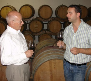 Bruno-Gottardi-und-Mattia-Filippi1-300x267 Bruno Gottardi und Mattia Filippi im Fasskeller bei der Verkostung.