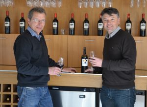 Alexander Gottardi und Bruno Le Breton bei der ersten Verkostung im April in Südfrankreich.