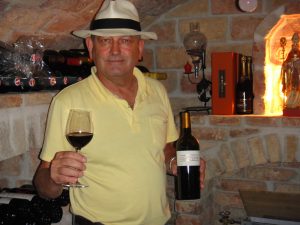 Dr. Ludwig Gruber in seinem Weinkeller beim Verkosten des Barrique-Kollektiv 2006.jpg