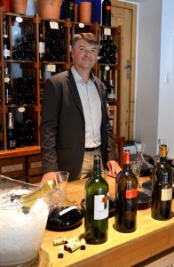 Der Kellermeister Bruno Le Breton präsentierte die Big Bottles.jpg