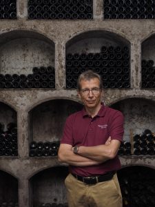 Alexander Gottardi im Weinkeller in Mazzon