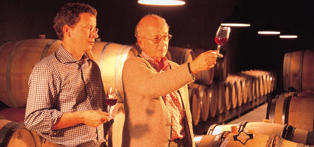 Alexander (li.) und Bruno (re.) Gottardi im Keller beim Verkosten