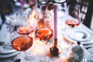 Den Frühling feiern mit einem herrlichen Glas Rosé.