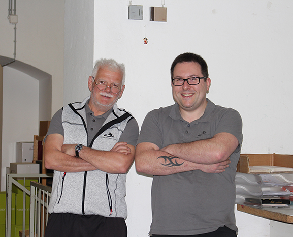 Kellermeister Emmerich Ehmer und Markus "Max" Schramböck als tatkräftige Unterstützung bei Gottardis Frühlingsverkostung.