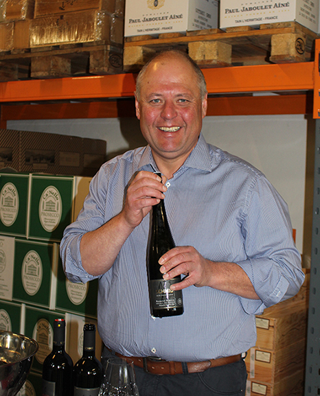 Winzer Josef Schmid mit einem seiner edlen Weine in Hönden.