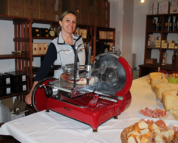 Aus dem Gottardi-Team versorgte Claudia Haas die Gottardi-Kunden mit Prosciutto, Parmesan und Co.