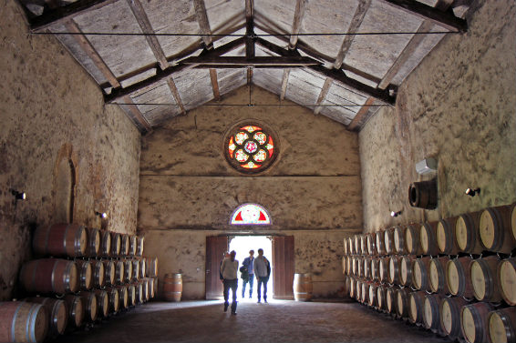 In der pittoresken Kapelle der Domaine de La Jasse ruhen viele Schätze in edlen Eichenfässern.