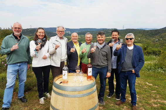 Weinfreunde beim Verkosten im Weinberg.
