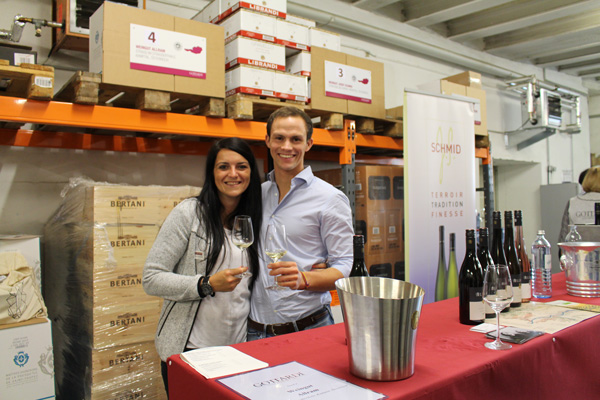 Wieder mit von der Partie: Das Weingut Allram, vertreten durch Lorenz Allram mit Verkosterin und Helferin Claudia Schneider, Gottardi Weinberaterin der Vinothek in der Heiliggeiststraße 10.