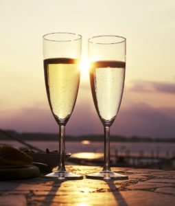 Urlaubsfeeling entsteht - mit einem prickelnden Glas Cava Brut.© Pixabay