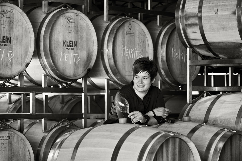 Winzerin Jaqueline Klein in ihrem Barriquekeller.