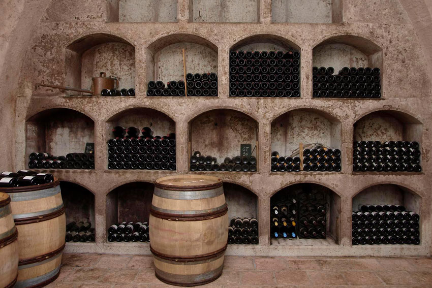 Alter keller mit Fass und seltenen Weinen.