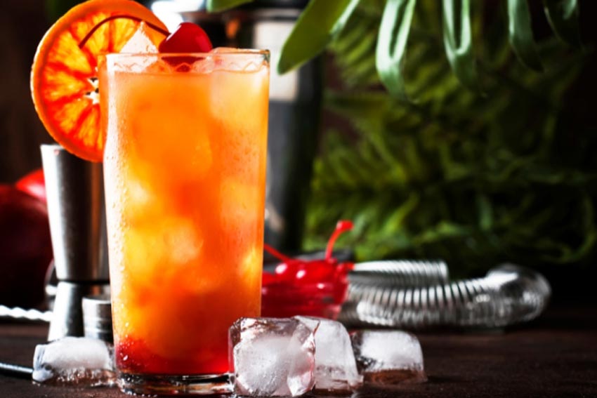 Ein Glas Sevilla Sunrise mit Eiswürfln im Longdrink-Glas.