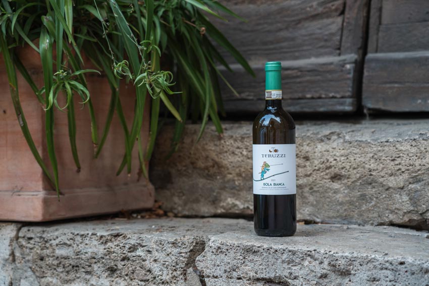 Eine Flasche Weißwein auf Steinstufen