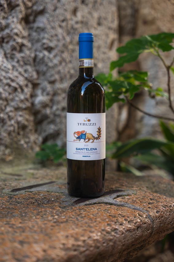 Eine Flasche vom Weißwein Sant Elena auf Steinutnergrund