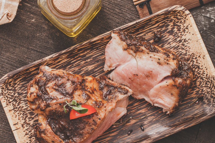 Lammbraten auf einem Holzbrett angerichtet