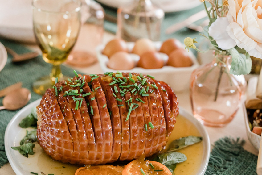 Osterbraten auf einem gedeckten Tisch