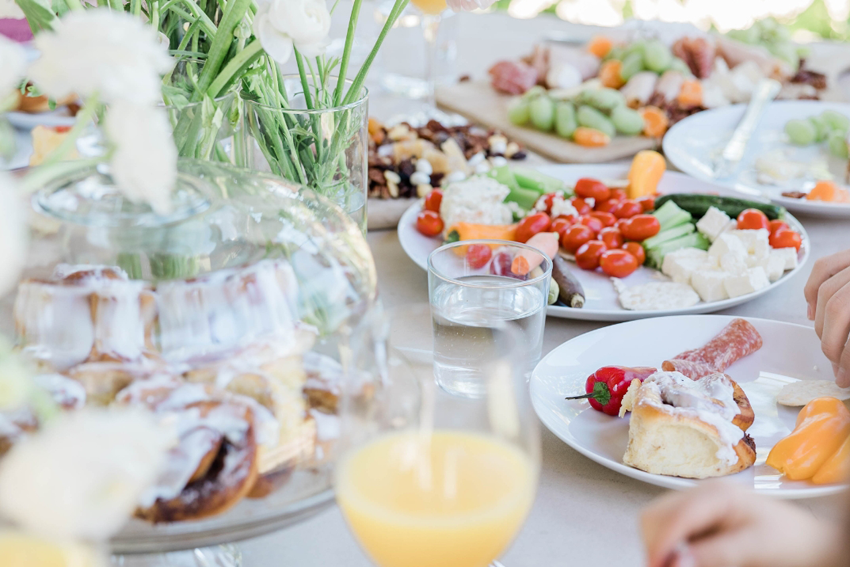 Ein reichgedeckter Tisch für einen Osterbrunch