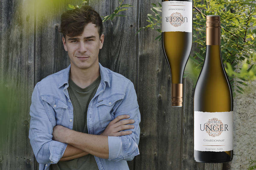 Winzer Andreas Unger und zwei Flaschen von seinem Chardonnay
